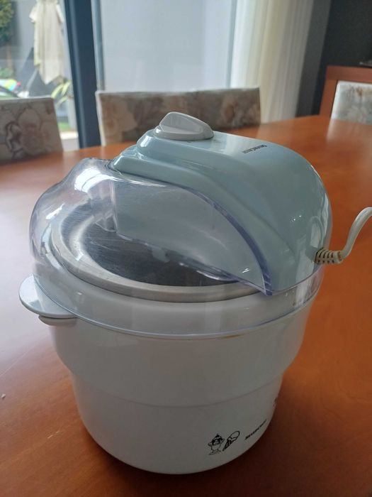 Máquina de fazer gelados pouco usada