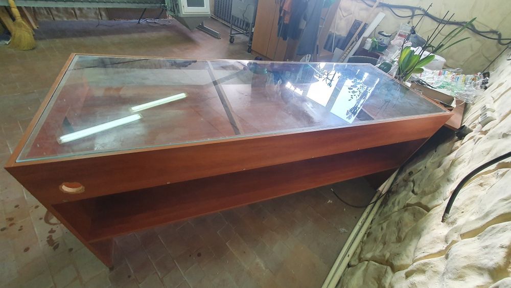Большой качественный стол со стеклянной столешницей и шкафчиками