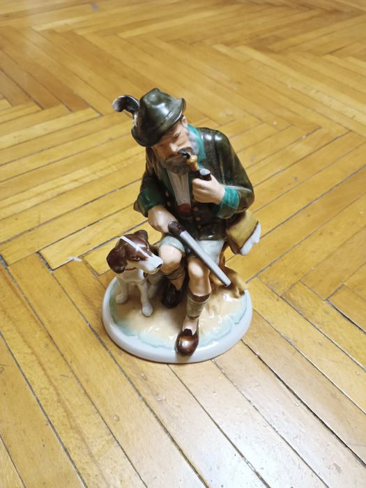Фарфоровая статуэтка охотник с собакой.