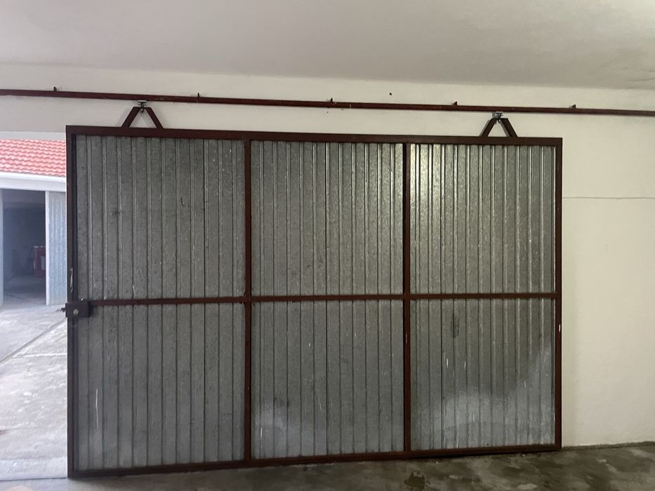 Portão metálico em chapa galvanizada cinzenta (bom estado)