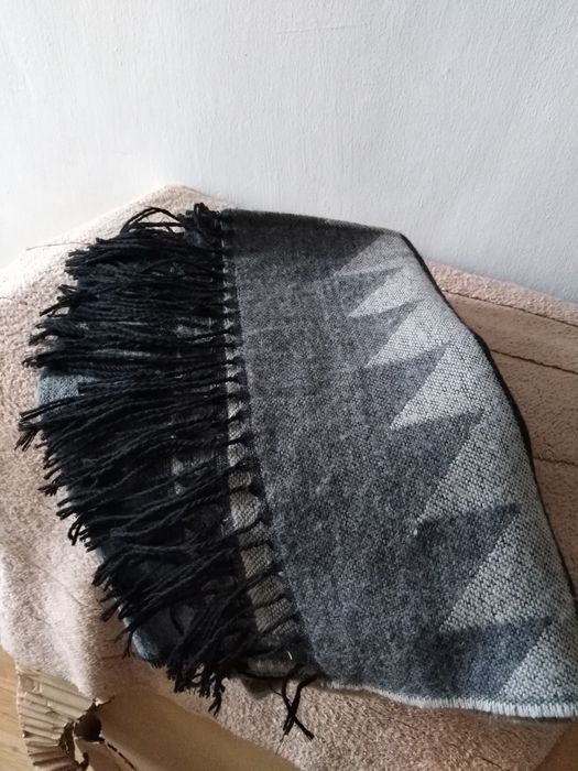 Szał duży ciepły wełna. Kolory czarnybezei szarości.