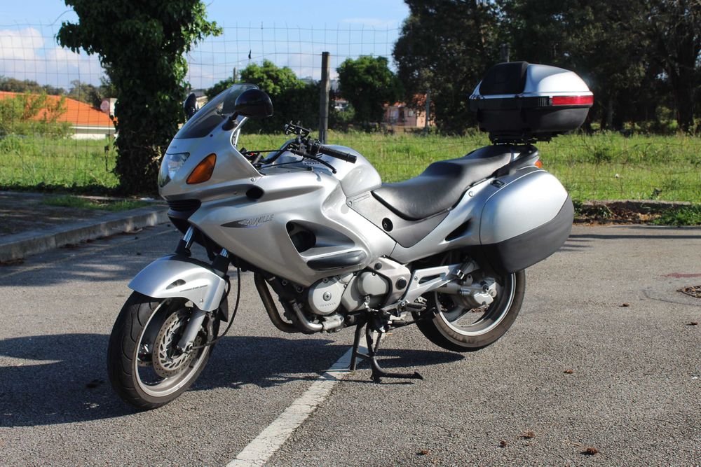 Honda Deauville 650V (2005) – Apenas 36.000km