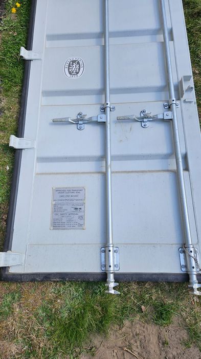 Drzwi do kontenera morskiego