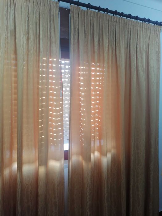 Conjunto de 4 Cortinados e pano de camilha