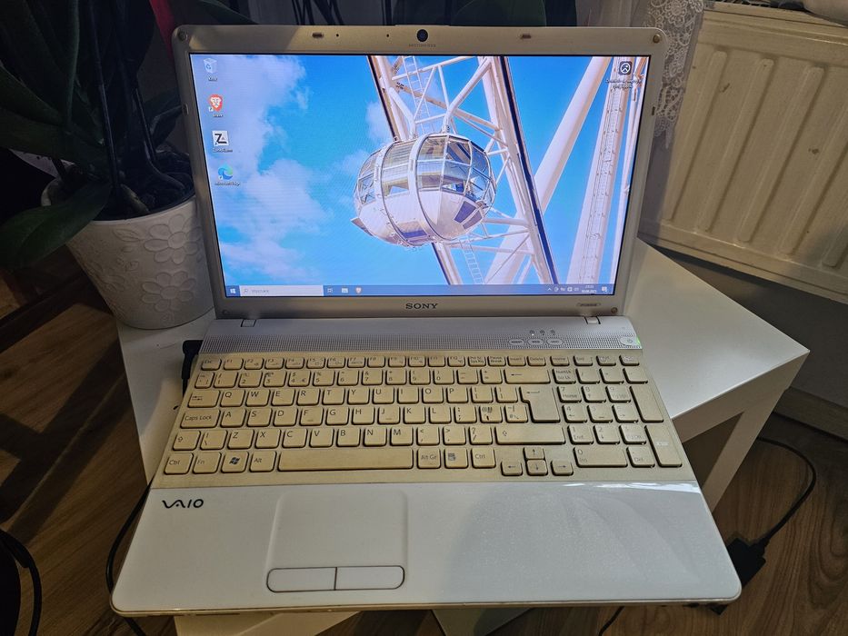 Laptop Sony VAIO VPCEB4E4E / 15.6" / Zasilacz w zestawie / Do biura, nauki