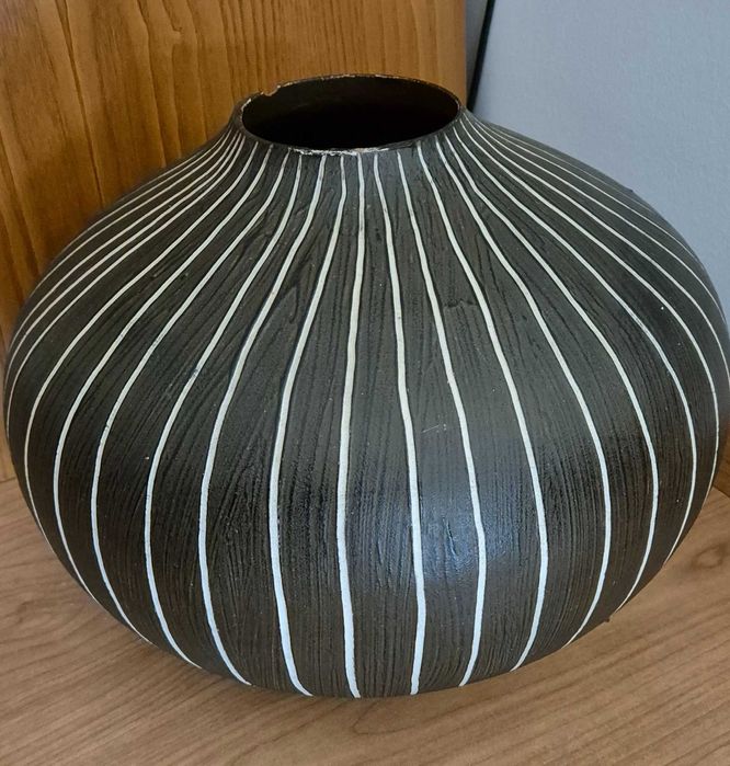 Decorative brown jar64752035978625121