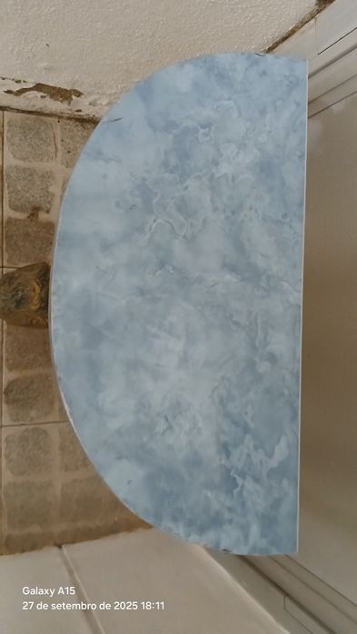 Mesinha de latão  com pedra em azulejo