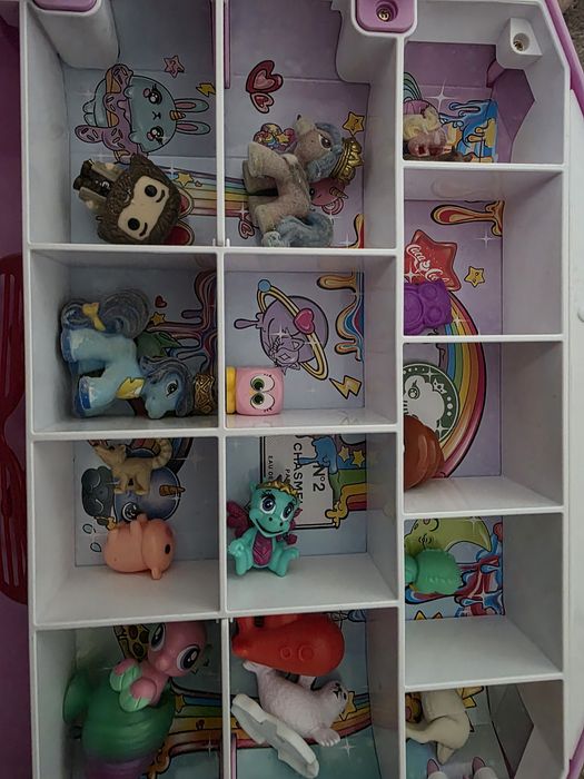 Domek dla figurek  plus figurki