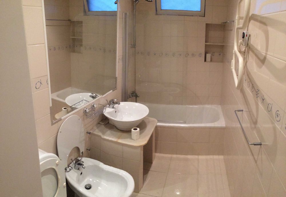 Quarto para alugar em apartamento junto a Nova SBE Oeiras para aluguer Carcavelos