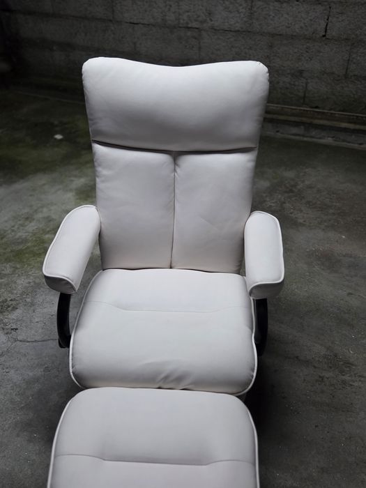 Poltrona reclinável branca com puff — ótima condição
