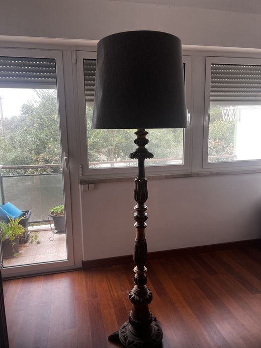 Candeeiro de pé alto em talha dourada