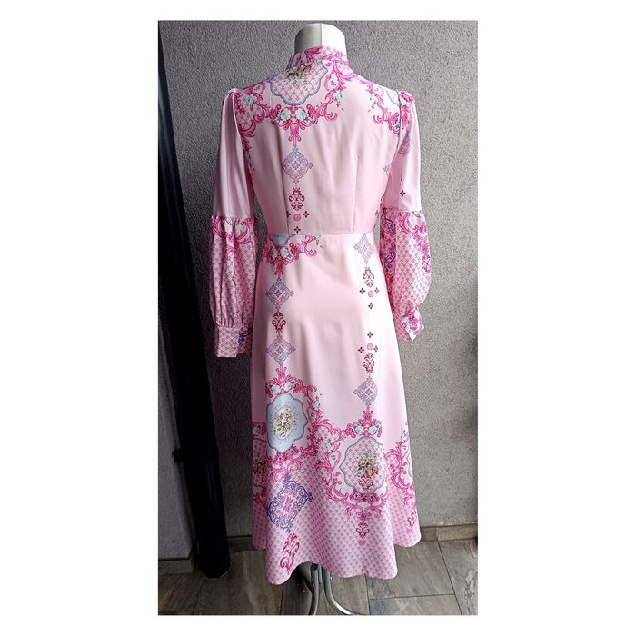 L biust 51,5x2 Różowa sukienka koszulowa maxi w orientalny paisley