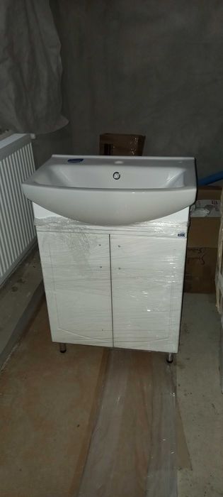 Продам умивальник з тумбою 60см