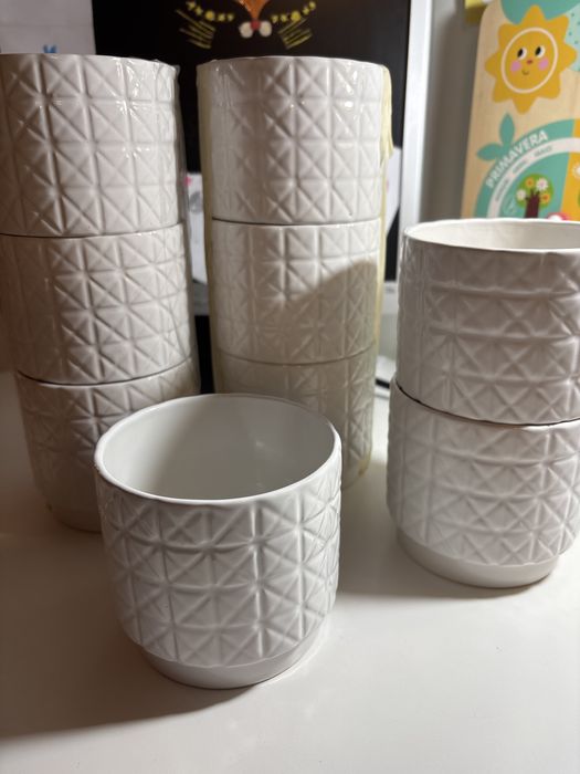 Taças brancas com relevo (9un.)