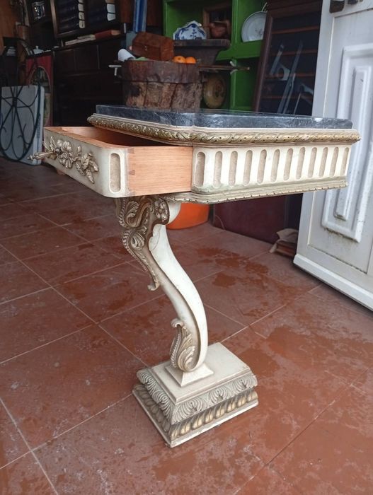 Consola com tampo em pedra