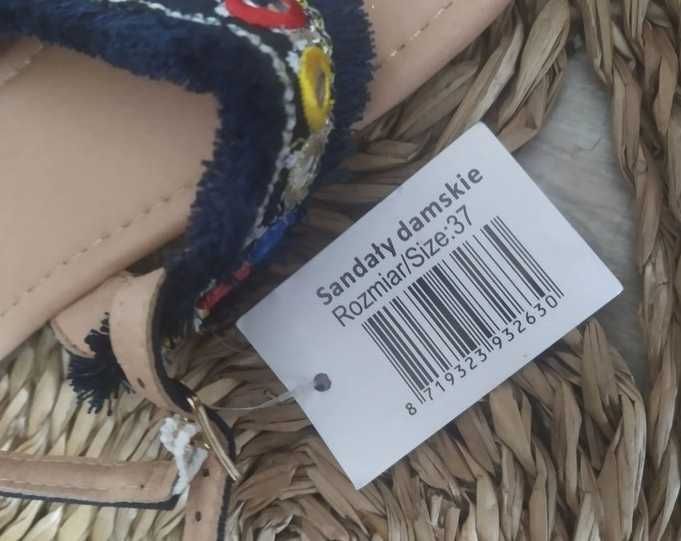 Granatowe sandały / japonki damskie z ozdobnymi koralikami.