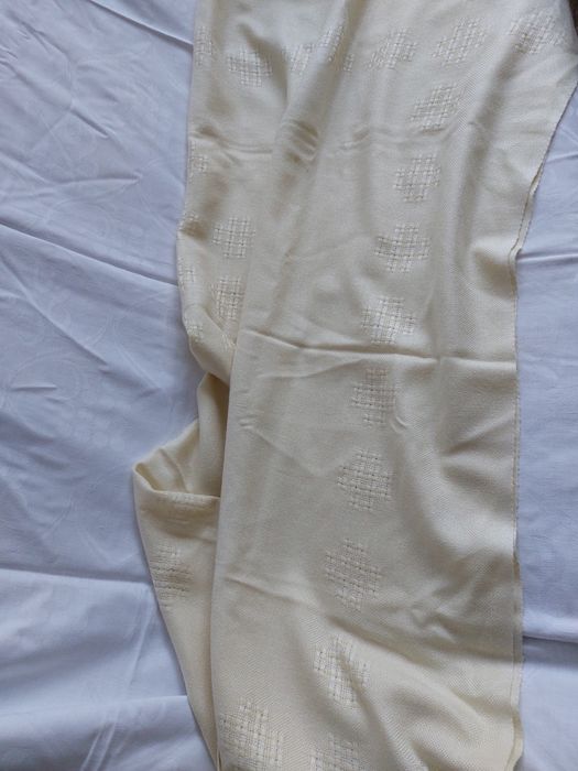 Sprzedam obrus kremowy kolor.Wymiary 125x135 cm.