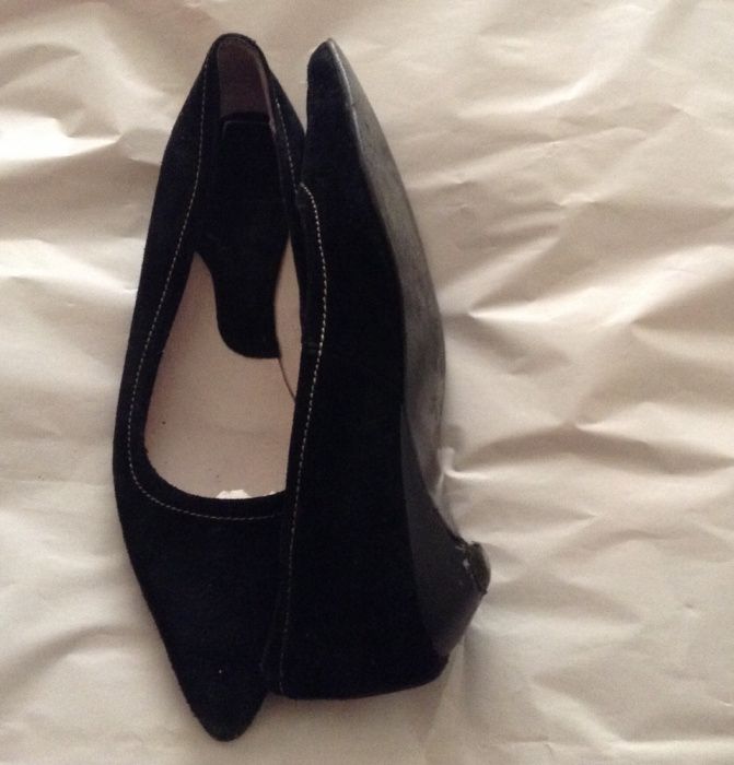Sapatos pretos com pequeno salto