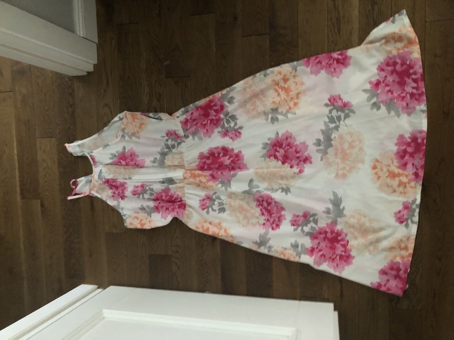 Letnia sukienka w kwiaty roz m