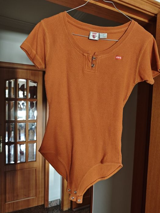 Pack 2 Peças de Marca: T-Shirt Dolce & Gabbana + Body Levi’s (Tam. S)