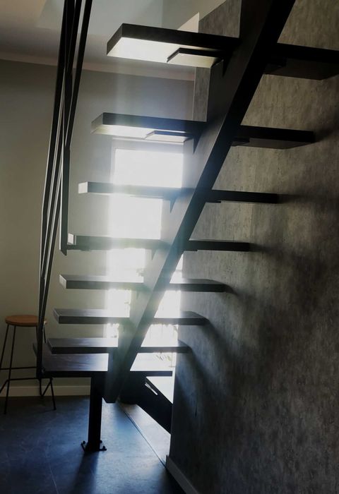 schody wewnętrzne centralna belka , kominkowe balustrada loft