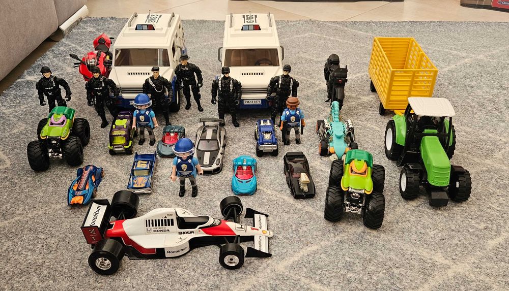 Carrinhos, motas, trator e bonecos