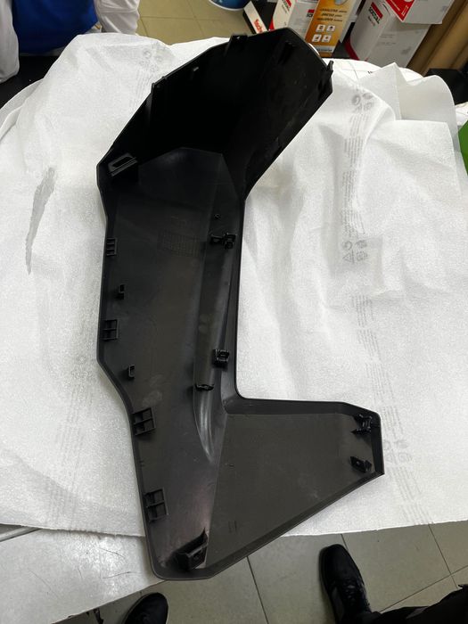 Painel frontal direito de uma Honda Forza 2023