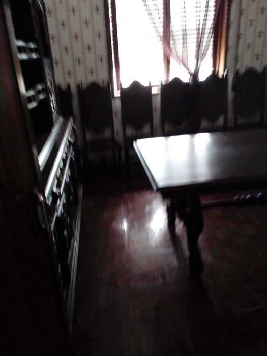vedem-se móveis em muito bom estado para sala de jantar
