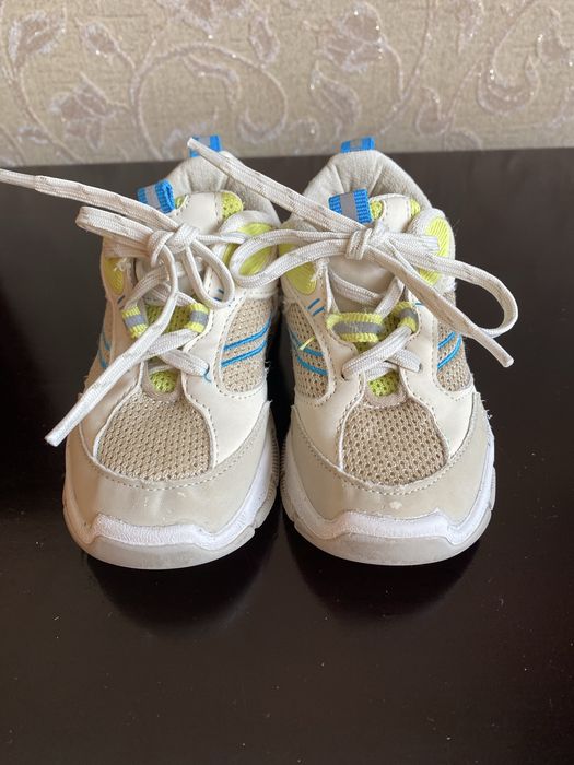 Кросівки як для хлопчика так і для дівчинки