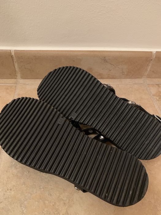 Sandálias em pele, preto, marca DROPP