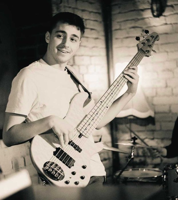 Nauka gry na gitarze basowej z wykształconym pedagogiem i aktywnym muzykiem sesyjnym