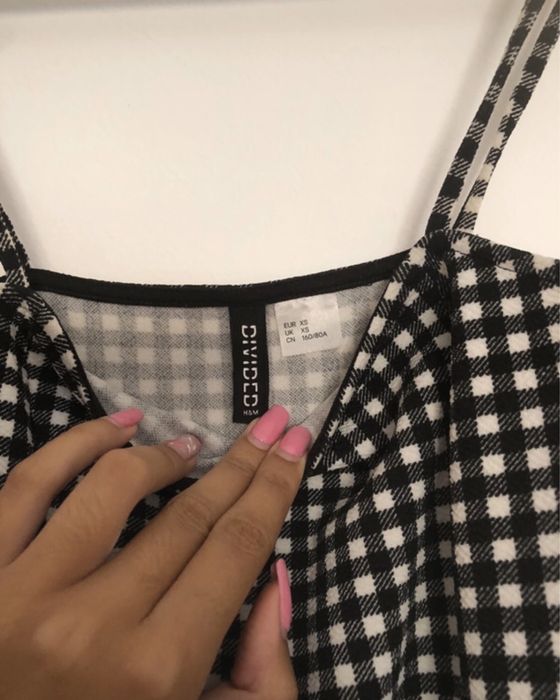 Vestido midi aos quadrados