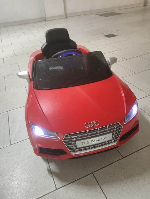 Carro elétrico infantil Audi TT rs