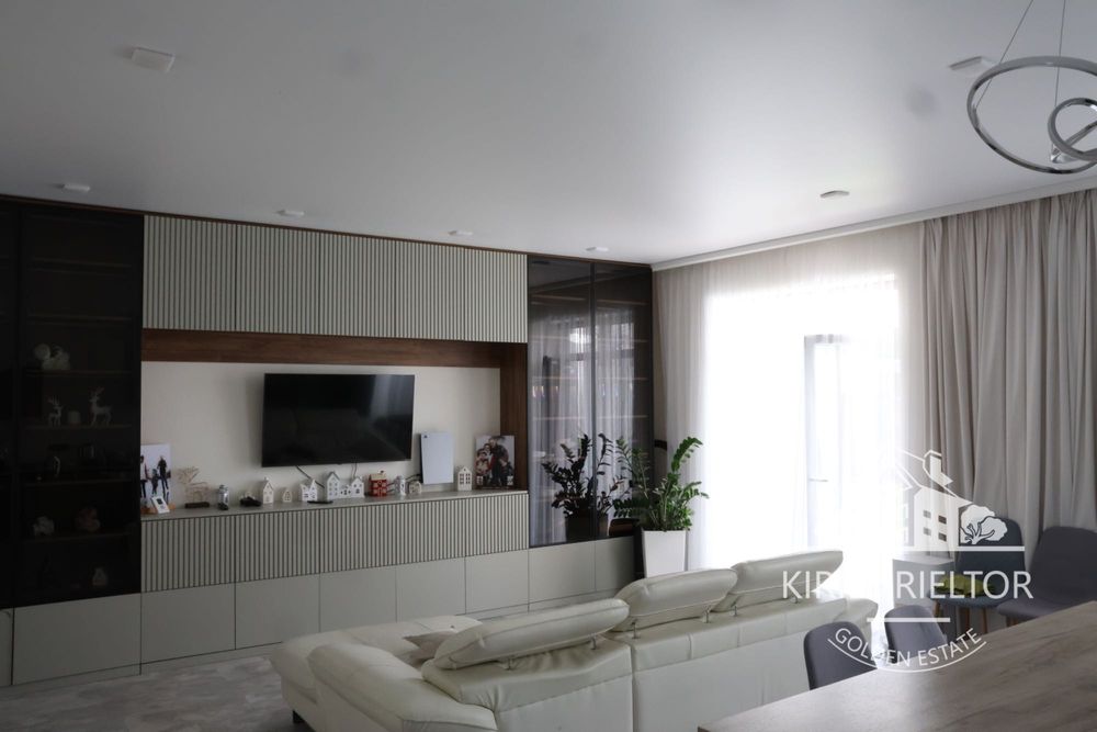 В городке "Золотые Ключи" продается дом с баней и бассейном