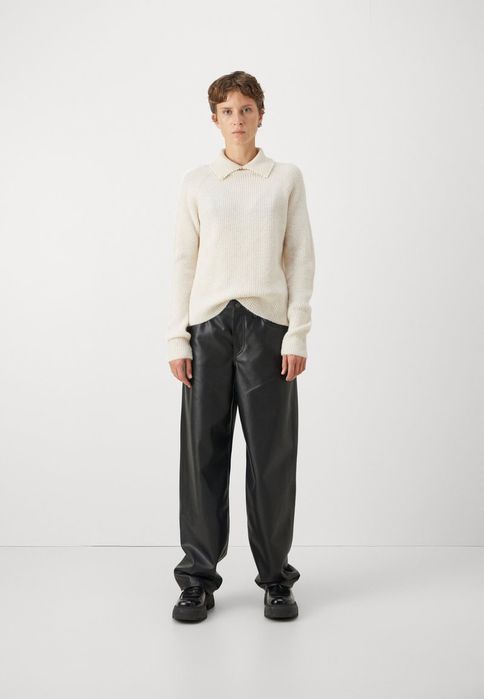 Sweter z kołnierzykiem z perełkami Only L