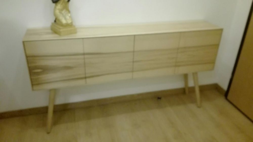 Aparador/ Consola em madeira natural.