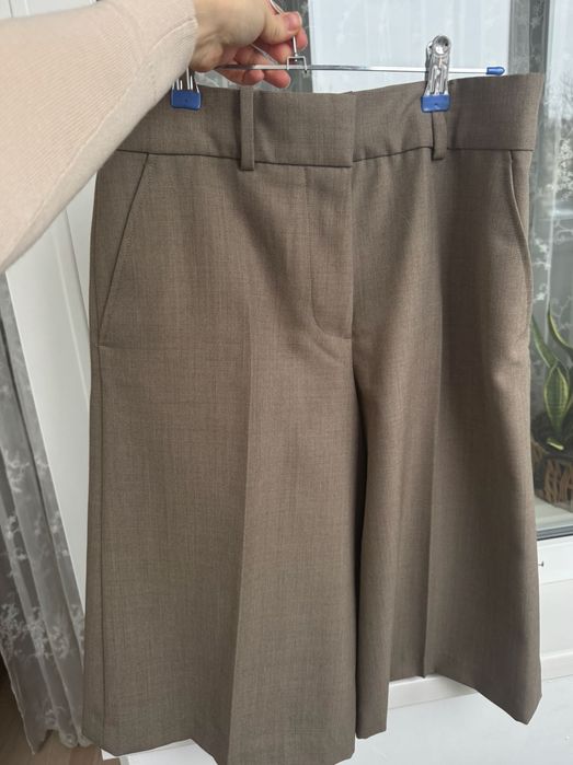 Бермуди COS вовна. колір холодний беж. мають структурне плетіння