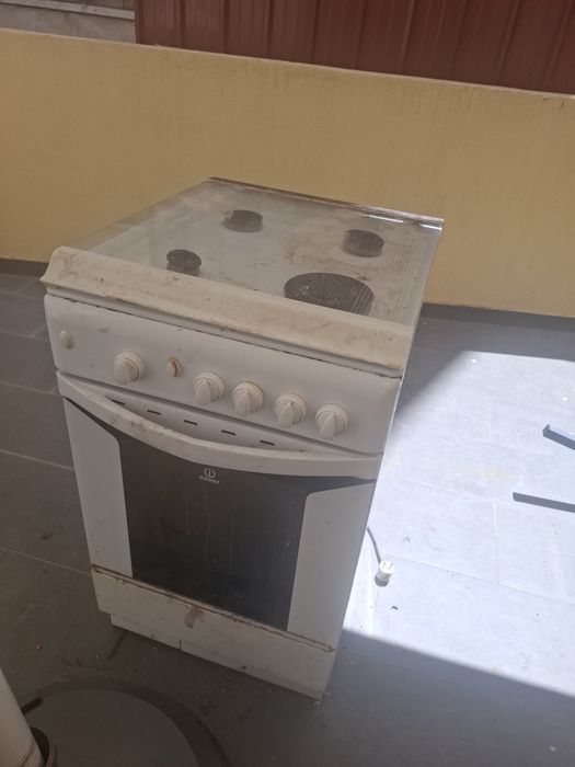 Fogão Indesit a funcionar – Ideal para peças ou reparação