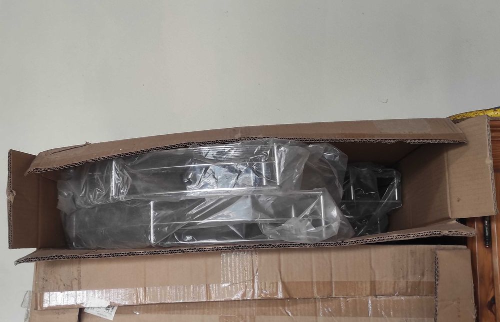 Cestos para movel. Rotativos. Para aceder a cantos mais facilmente. Estao novos em Caixa.