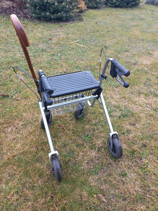 Sprzedam Chodzik rehabilitacyny balkonik

Koła