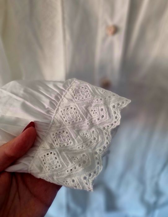 Camisa branca, manga comprida, com bordado inglês.  L
