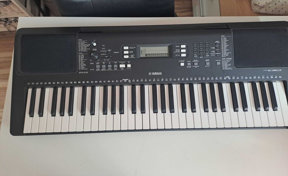 Keyboard yamaha e363