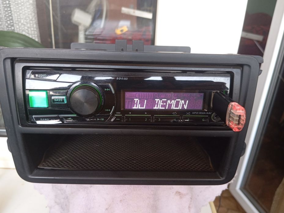 Alpine Ute -81 R c Bluetooth.