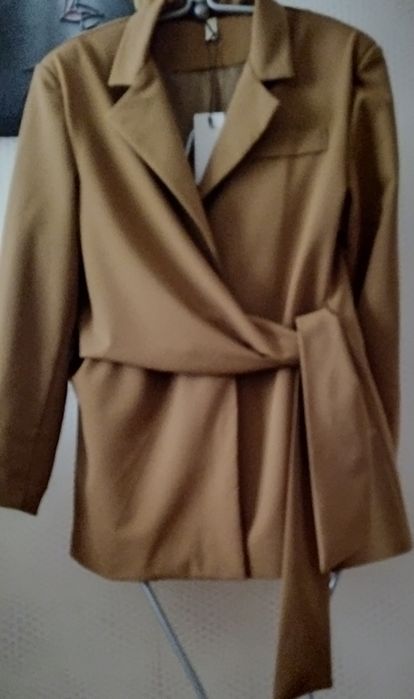 Żakiet z ozdobnym wiązaniem