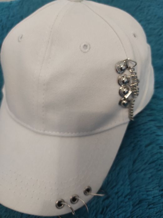 Nowa damska czapka z daszkiem