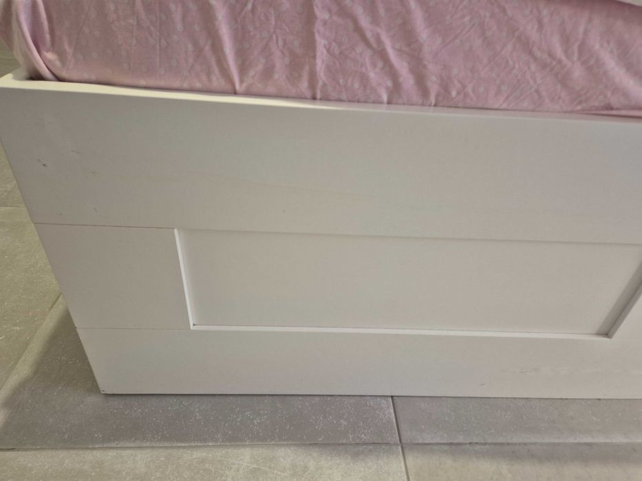 Cama brimnes com cabeceira,  cómoda  ,e mesinha de cabeceira