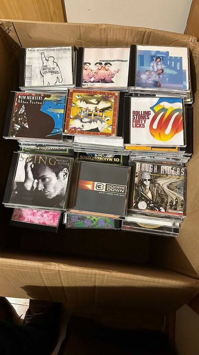 3 estantes cinzentas de madeira. Capacidade para 192 CDs cada uma