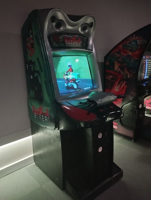 Máquina de Video Arcade RADICAL BIKERS da Gaelco.