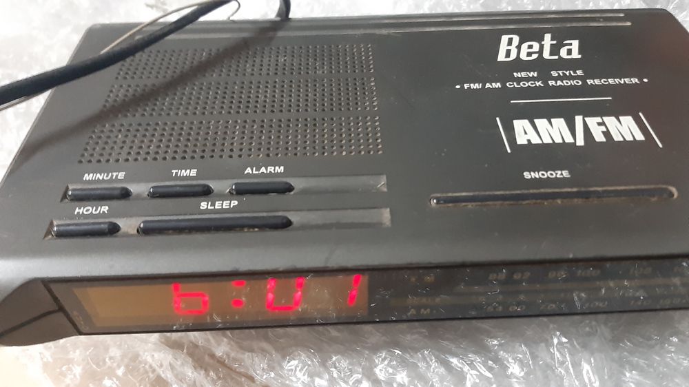 Relógio despertador e rádio