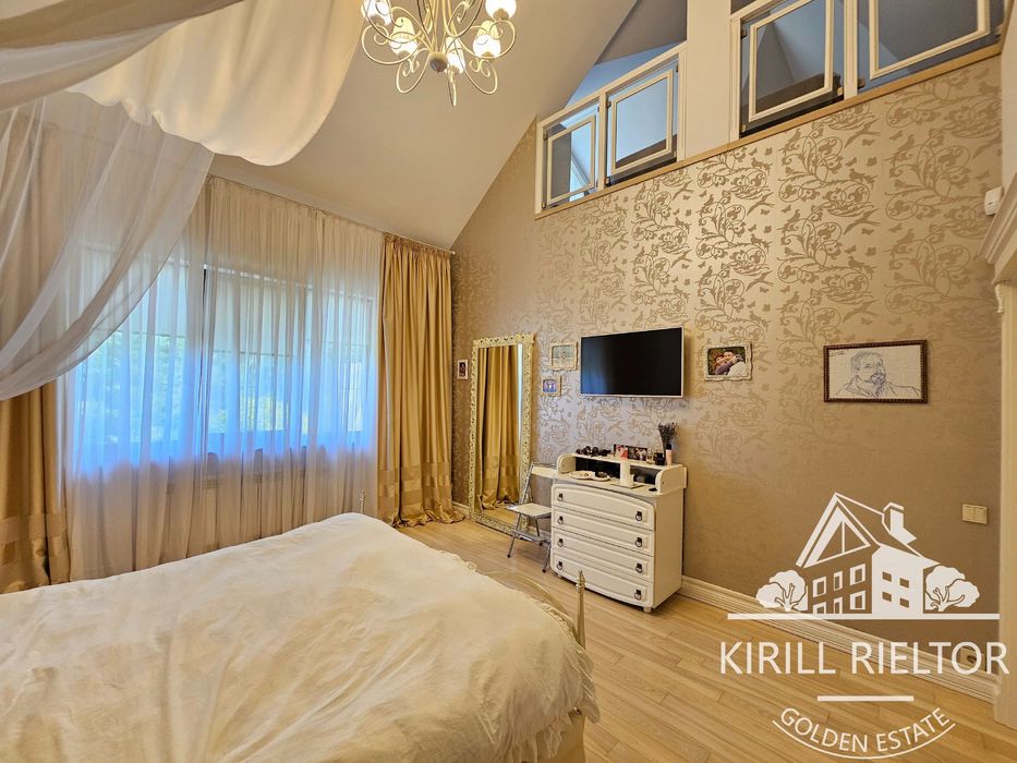 В городке "Золотые Ключи" продается дом с баней и бассейном